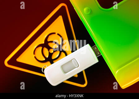 Clé USB et le signe de danger biologique, photo symbolique Schadsoftware et les virus informatiques, USB-Stick und Biogefaehrdungszeichen Symbolfoto Schadsoftware, u Banque D'Images