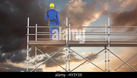 Vue arrière sur toute la longueur du réparateur contre le ciel bleu et orange avec des nuages Banque D'Images