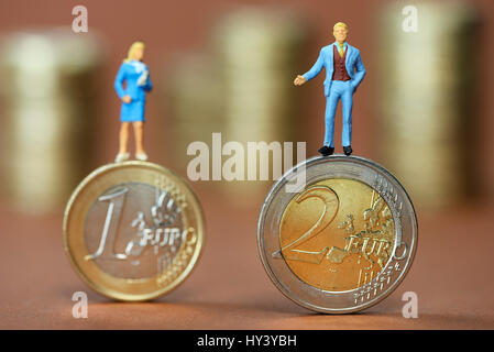 Figures miniatures de l'homme et de la femme sur l'un et l'euro-coin deux, photo symbolique pour l'inégalité salariale, Miniaturfiguren von Mann und Frau auf ein- und Zwe Banque D'Images