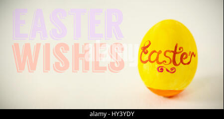 Salutation de Pâques Pâques contre texte écrit sur des œufs Banque D'Images