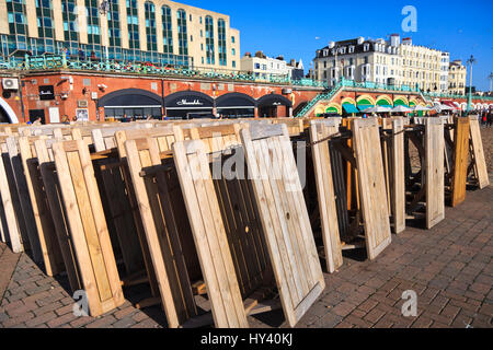 Tables et chaises en bois empilés mois ebeachfront à Brighton, East Sussex, Angleterre Banque D'Images