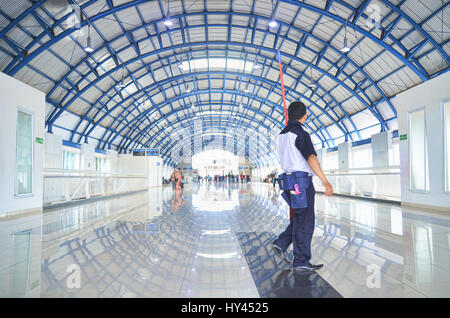 L'intérieur de la station Palmerah, ouest de Jakarta Banque D'Images