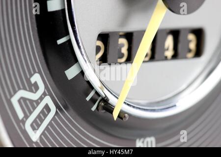 Compteur de vitesse et du compteur kilométrique d'une voiture classique Banque D'Images