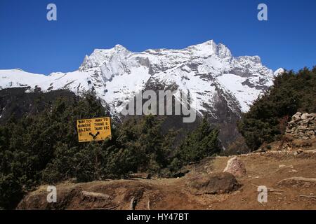 Signe directionnel et enneigés des montagnes. Lieux près de Namche Bazar, Everest Parc National. Banque D'Images