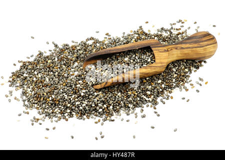 Scoop en bois avec chia seeds isolé sur fond blanc Banque D'Images
