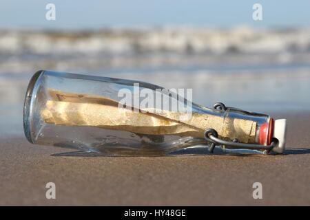 Message dans une bouteille échouée sur la plage Banque D'Images