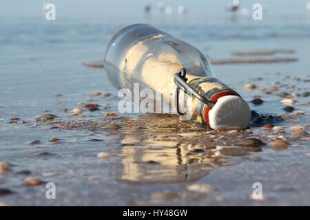 Message dans une bouteille échouée sur la plage Banque D'Images