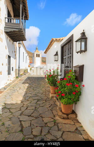 Ruelle de Betancuria village avec église Santa Maria tour en arrière-plan, Fuerteventura, Îles Canaries, Espagne Banque D'Images