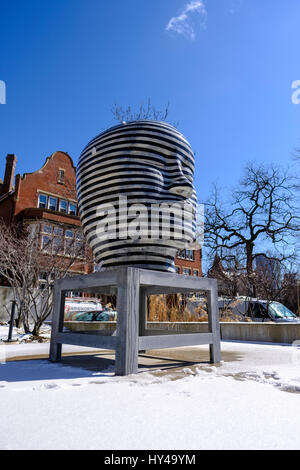 Une tête humaine stylisée sculpture, céramique émaillée, par artiste Jun Kaneko en face du Gardiner Museum, un musée de la céramique à Toronto, Ontario, Canada. Banque D'Images