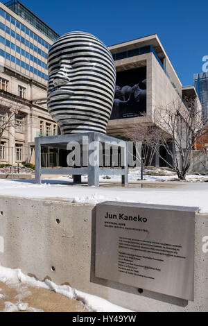 Une tête humaine stylisée sculpture, céramique émaillée, par artiste Jun Kaneko en face du Gardiner Museum, un musée de la céramique à Toronto, Ontario, Canada. Banque D'Images