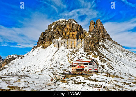 Rifugio Locatelli hut, Trois hut crénelée, à des sommets Sasso di Sesto et Torre di Toblin, Dolomites de Sesto, le Tyrol du Sud, Vénétie, Italie Banque D'Images