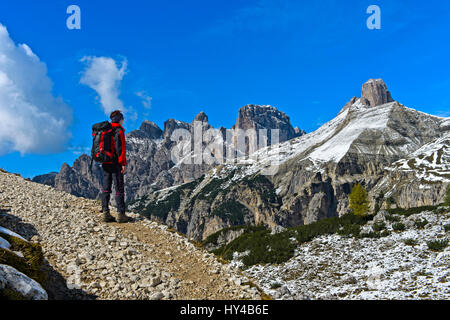 Randonneur sur les trois pics dans la marche circulaire Dolomites de Sesto, Dolomites, Tyrol du Sud, Vénétie, Italie Banque D'Images