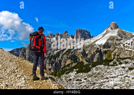 Randonneur sur les trois pics dans la marche circulaire Dolomites de Sesto, Dolomites, Tyrol du Sud, Vénétie, Italie Banque D'Images