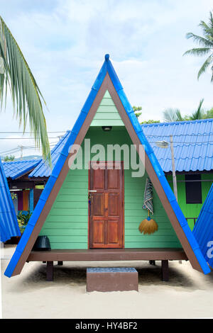 Bungalow en bois vert sur une plage tropicale Banque D'Images
