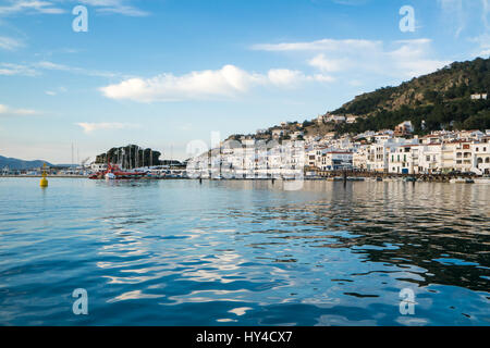 Vue depuis la mer du village de Port de la selva sur la Costa Brava, Catalogne, Espagne Banque D'Images