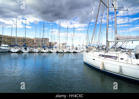Voiliers dans le port de plaisance de Saint-cyprien, France Banque D'Images
