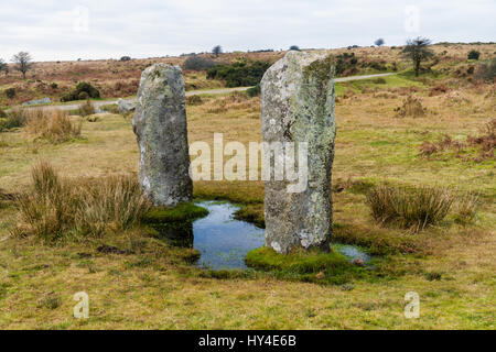 Deux pierres debout près de figurent parmi les cercles de pierre monument antique. Laquais, Cornwall, Angleterre, Royaume-Uni. Banque D'Images