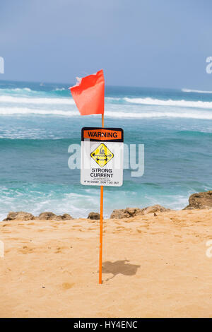 Storng pas de piscine actuelle signe devant un spot de surf populaire à Haleiwa Beach sur Oahu Hawaii. Banque D'Images