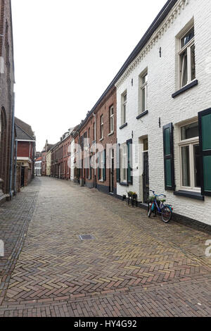 Vue sur la rue historique de Begijnenhofstraat dans la ville de Sittard province de Limbourg, Pays-Bas. Banque D'Images