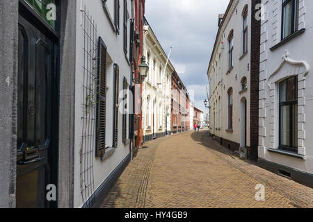 Vue sur la rue historique de Begijnenhofstraat dans la ville de Sittard province de Limbourg, Pays-Bas. Banque D'Images