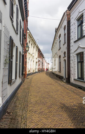 Vue sur la rue historique de Begijnenhofstraat dans la ville de Sittard province de Limbourg, Pays-Bas. Banque D'Images