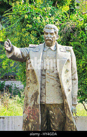 Weathered statue de Joseph Staline stockées derrière bibliothèque dans Shkodra, l'Albanie. Banque D'Images