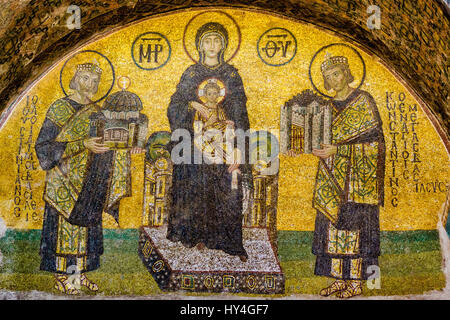 Mosaïque de 944. Marie et christchild. À droite Constantin le Grand avec un modèle de la ville. Justinien à gauche avec l'église. L'medalio Banque D'Images