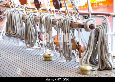Cordes nautiques sur le pont du navire espagnol Juan Sebastian Elcano Banque D'Images