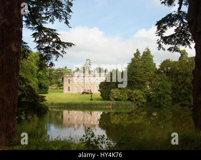 Vue de Compton Verney House sur le lac de Capability Brown Banque D'Images