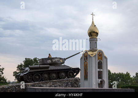 Transnitria, tiraspol (Moldavie) - 12 août 2016 : little girl playing on the tank monument érigé pour commémorer la guerre civile 1992 transnitria tra Banque D'Images