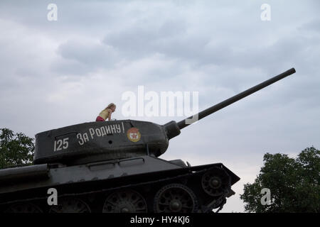 Transnitria, tiraspol (Moldavie) - 12 août 2016 : little girl playing on the tank monument érigé pour commémorer la guerre civile 1992 transnitria tra Banque D'Images