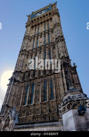 L'angle inhabituel de la Big Ben clock tower Banque D'Images