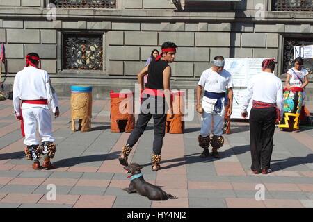 Danseurs aztèques dans le centre de Mexico. Banque D'Images