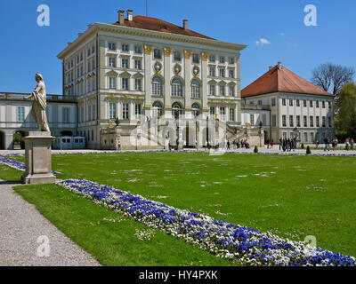 Le Palais Nymphenburg, Baroque, 1664-1703, Grand Parterre / grand parterre, sculpture en marbre, fleurs, chemin du parc, visiteur, printemps, Banque D'Images