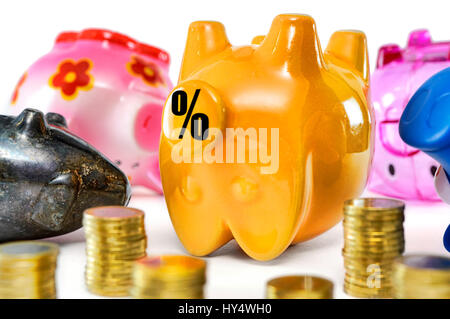 Piggy Banks morts, photo symbolique, d'intérêt négatif, Symbolfoto Negativzinsen Sparschweine Tote Banque D'Images