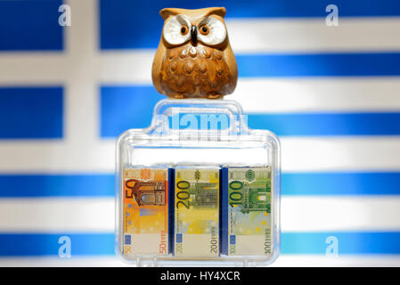 Owl sur valise monétaire avant que la Grèce drapeau, les installations de l'UE à la Grèce, l'Eule auf Geldkoffer Griechenlandfahne vor, UE-Hilfen für Griechenland Banque D'Images