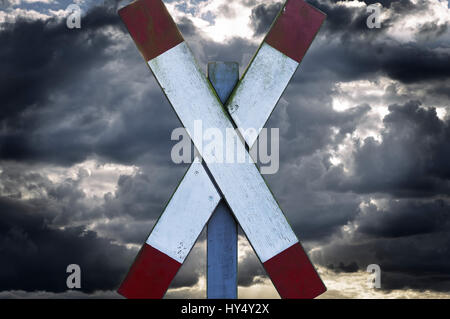 St Andrew's Cross avant ciel sombre, photo symbolique grève road, Andreaskreuz vor dunklem Himmel, Symbolfoto Bahnstreik Banque D'Images