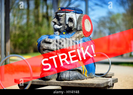 Figure en bois d'un conducteur routier en place de grève et d'avc, photo symbolique road, Holzfigur eines sitzenden grève Bahnschaffners Streik-Schriftzug und Banque D'Images