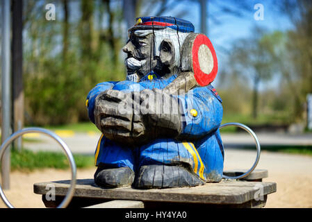 Figure en bois d'un conducteur routier assis, photo symbolique road, grève Holzfigur eines sitzenden, Bahnschaffners Symbolfoto Bahnstreik Banque D'Images