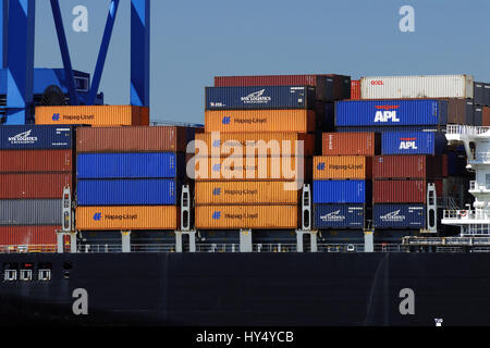 Conteneur sur un contenant dans le cargo container terminal Altenwerder à Hambourg, Allemagne, Europe, conteneur auf einem Containerfrachter me contenir Banque D'Images