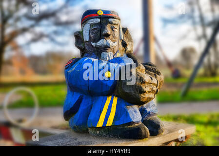 Figure en bois d'un conducteur de train assis, photo symbolique road, grève Lokfuehrers Holzfigur eines sitzenden, Symbolfoto Bahnstreik Banque D'Images