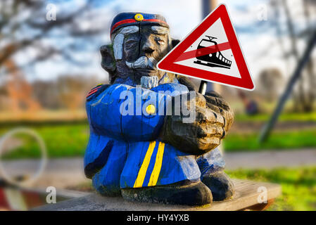 Figure en bois d'un conducteur de train assis avec une croix, symbole de la route de la route photo symbolique, Holzfigur eines sitzenden grève Lokfuehrers durchgestri mit Banque D'Images