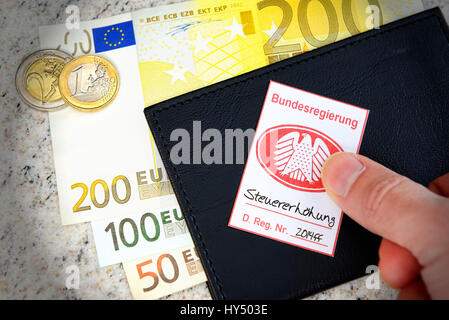 Sceau de sécurité avec aigle fédéral sur les porte-monnaie, symbolique de l'impôt augmenter, Pfandsiegel photo mit Bundesadler Geldboerse Symbolfoto Steuererhoehung auf, Banque D'Images