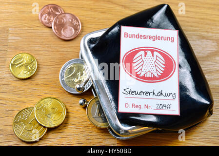 Sceau de sécurité avec aigle fédéral sur les porte-monnaie, symbolique de l'impôt augmenter, Pfandsiegel photo mit Bundesadler Geldboerse Symbolfoto Steuererhoehung auf, Banque D'Images