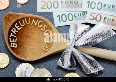 Cuillère de cuisine avec de l'argent des soins de l'AVC, lettre de nouilles Kochloeffel Betreuungsgeld-Schriftzug Nudelbuchstaben mit aus Banque D'Images