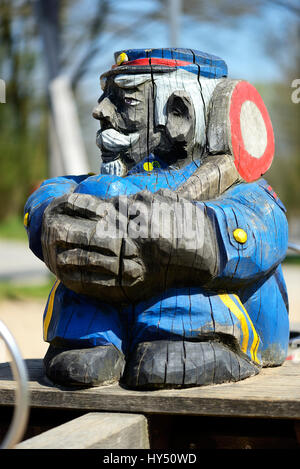 Figure en bois d'un conducteur routier assis, photo symbolique road, grève Holzfigur eines sitzenden, Bahnschaffners Symbolfoto Bahnstreik Banque D'Images