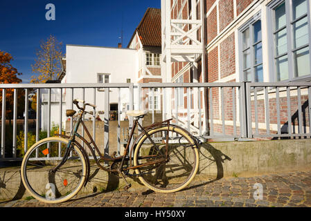 Vieux vélo dans l'eau du grain mill dans village de montagne, Hambourg, Allemagne, Europe, Altes Fahrrad an der Kornwassermuehle à Bergedorf, Deutschland, l'UE Banque D'Images