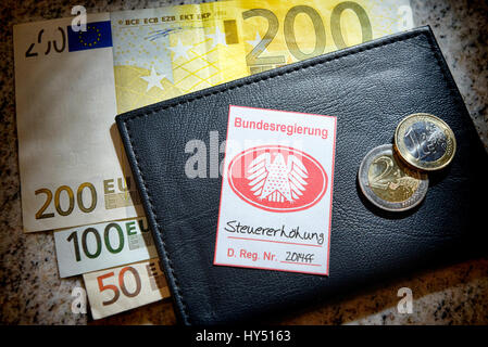 Sceau de sécurité avec aigle fédéral sur les porte-monnaie, symbolique de l'impôt augmenter, Pfandsiegel photo mit Bundesadler Geldboerse Symbolfoto Steuererhoehung auf, Banque D'Images