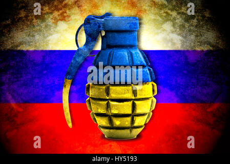 Grenade dans les couleurs nationales ukrainiennes avant que la Russie, l'Ukraine photo symbolique du drapeau, en conflit Handgranate ukrainischen Landesfarben Russlandfahne vor, Banque D'Images