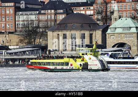 Harbour Ferry dans l'hiver, le port de Hambourg, Allemagne, Europe, Hafenfaehre winterlichen im Hamburger Hafen, Deutschland, Europa Banque D'Images